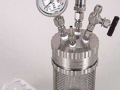 Interchangeable glass pressure vessel