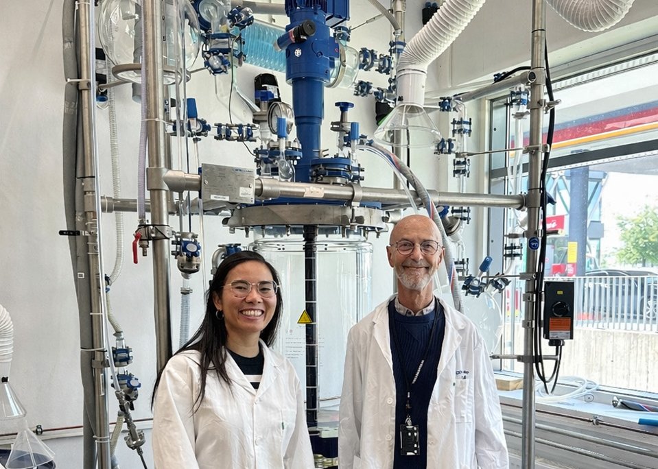 From left: Dr. Yomkippur Perez (Research Scientist) and Nikolai Enes (CTO) in front of a Büchiglas pilot reactor system