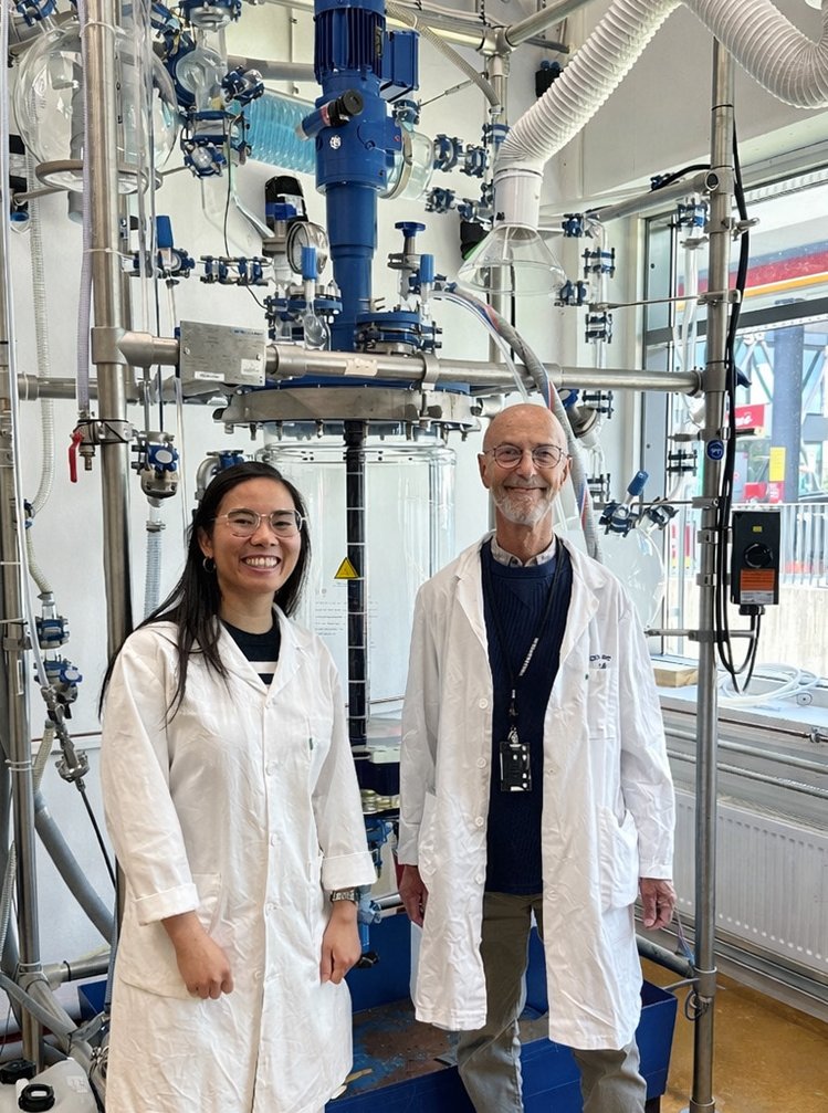 From left: Dr. Yomkippur Perez (Research Scientist) and Nikolai Enes (CTO) in front of a Büchiglas pilot reactor system