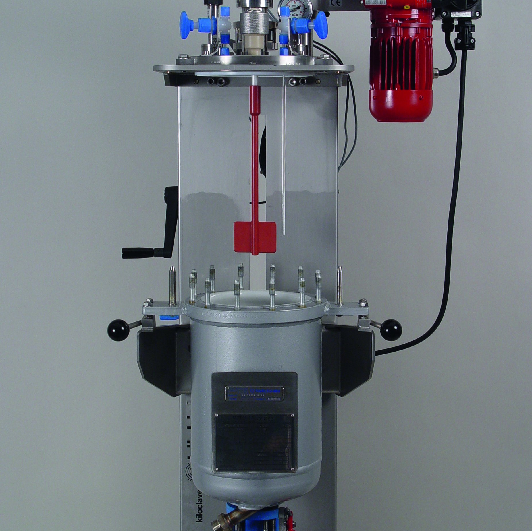 kiloclave 玻璃內襯鋼反應器，配備無金屬上蓋板與攪拌器