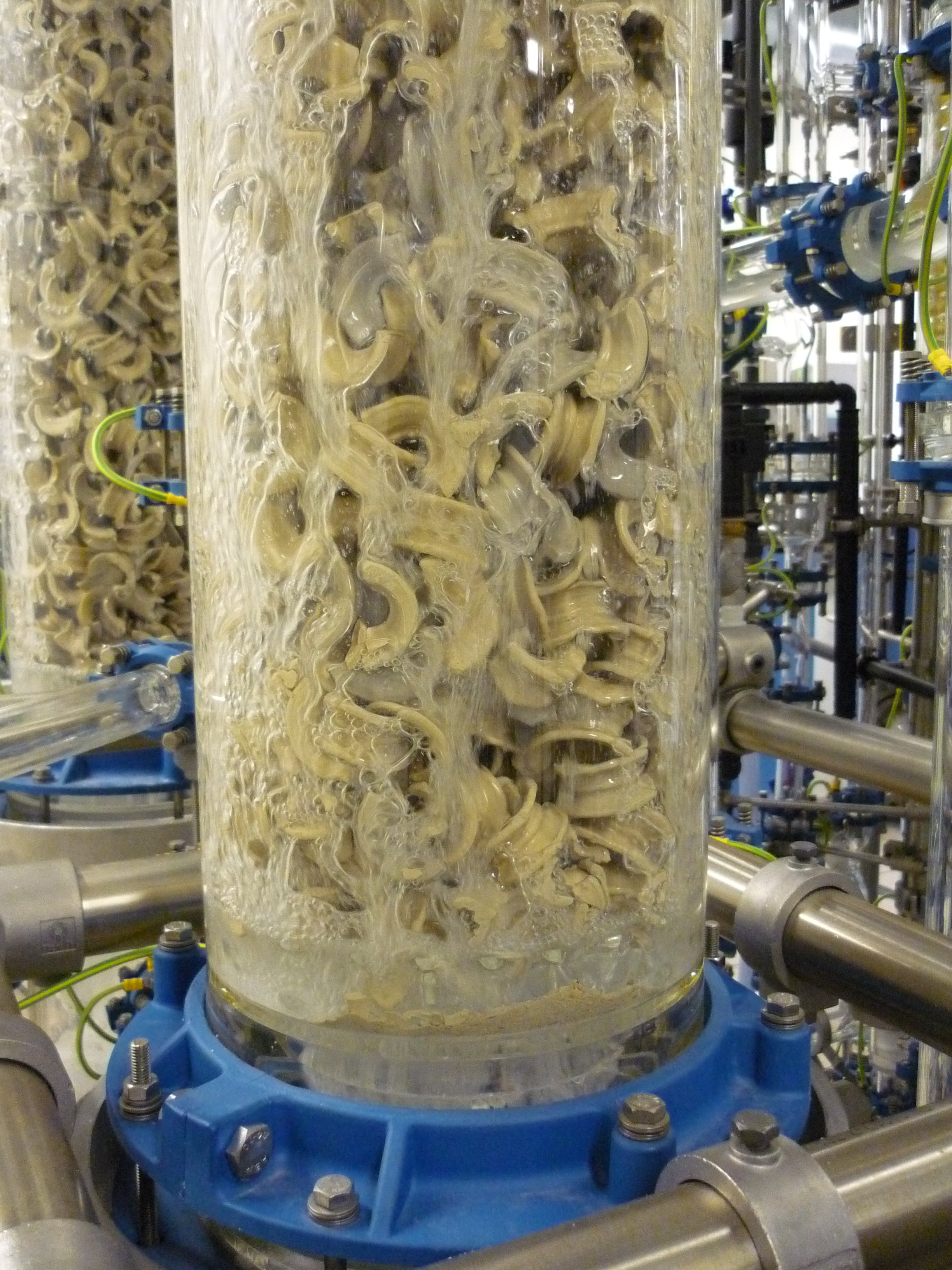 A detailed view of the columns active separation zone. The column is packed with saddle elements (random packing) designed to maximize the interfacial area. During operation, the washing liquid wets the packing surface while trickling downward, ensuring highly efficient mass transfer and gas absorption through intensive contact with the counter-current gas stream.
