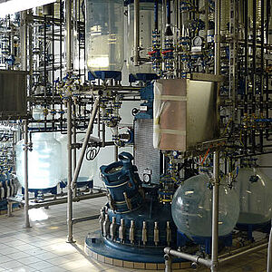 630 liter mixing tank with glass distillation overhead