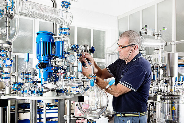 Installer in front of a Buchi glass reactor