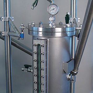 Receiver vessel with sight glass for level measurement Receiver vessel with sight glass for level measurement