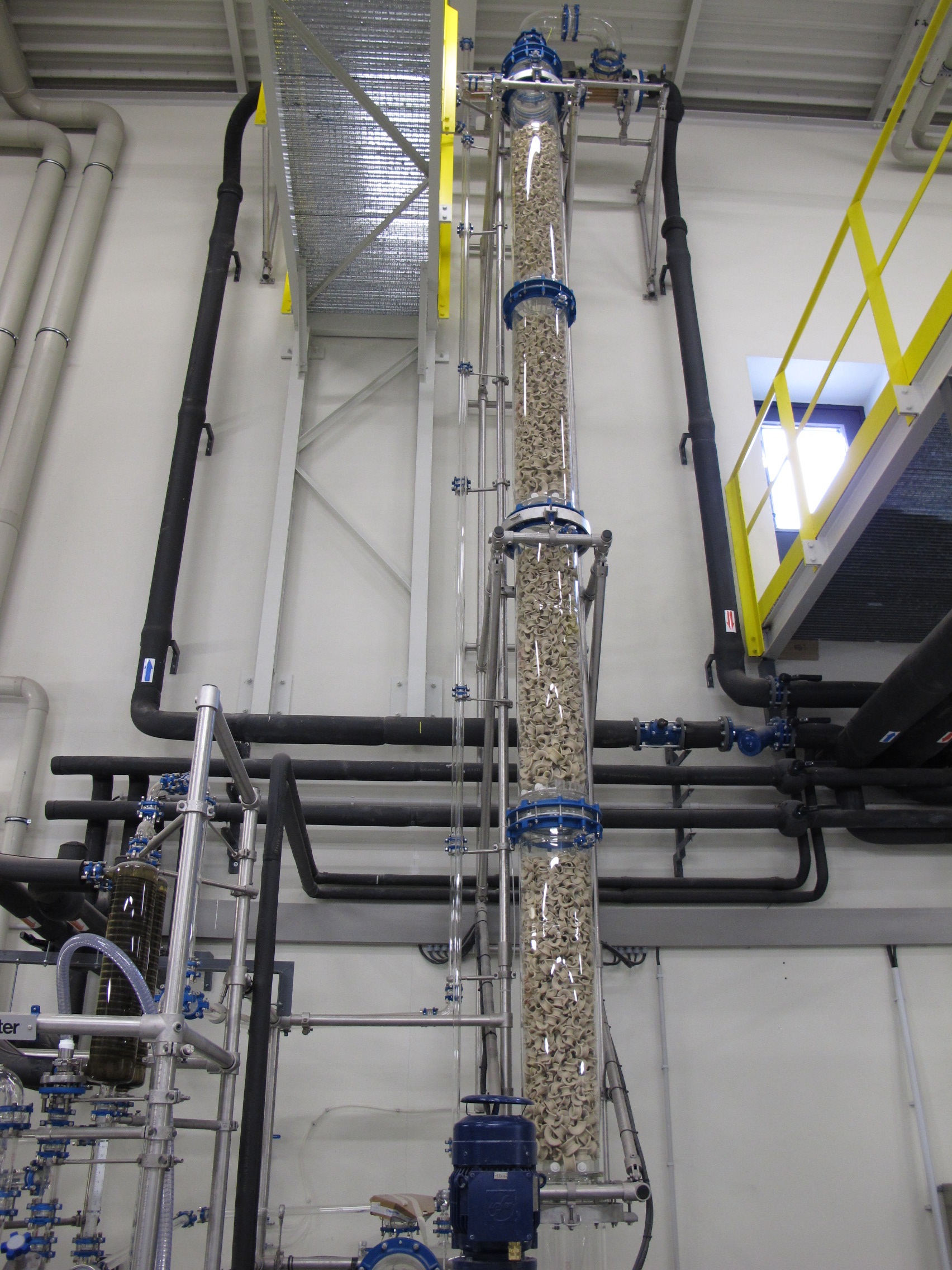 This pilot scale glass column with saddle packing is designed for the visual monitoring, testing, and precise optimization of thermal separation processes.